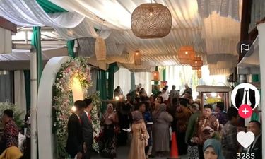 Resepsi Pernikahan di Pasar yang Menarik Perhatian Banyak Orang